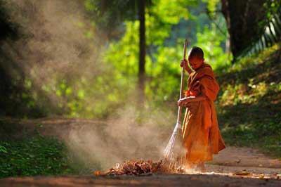 Trăn Trở Xót Xa – Nhất Lang Nguyễn Thành Sáng, hình ảnh người trở về giữa ruộng đồng, dòng sông và cánh cò, hồi tưởng những tháng năm gian khó cùng nỗi day dứt về một tuổi xuân đã xa.