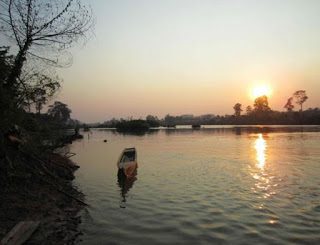Tâm Sự Gió Cùng Sương – Nhất Lang Nguyễn Thành Sáng, hình ảnh gió và sương giữa đêm trăng, mang theo nỗi nhớ, sự chia xa và niềm tin về một ngày tình thắm lại.